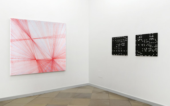 © Serena Amrein, 575 Grad. 2020, rotes und lilafarbenes Pigmentpulver auf grundiertem Baumwollgewebe, 150 × 160 cm, artmark Galerie Wien (AT)