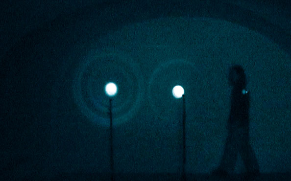 © Serena Amrein, Lichtobjekte 1. 2005 und 2008, 3 Taschenlampen und 3 Mikrofonständer, Müllerhaus Lenzburg, Aarau 2005 (CH)