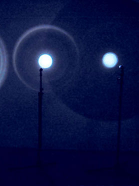 © Serena Amrein, Lichtobjekte 1. 2005 und 2008, 3 Taschenlampen und 3 Mikrofonständer, cube 4×4×4, märz galerie mannheim, Mannheim 2008 (D)