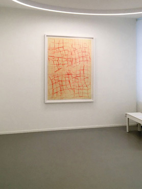 © Serena Amrein, Netz 2. 2020, Rotes Pigmentpulver auf grundierter Pappe, 150 × 108 cm, Sammlung Sperling, Hannover, 2020 (D)