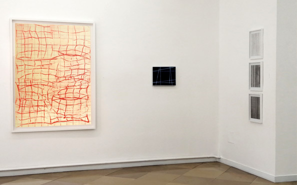 © Serena Amrein, Netz 1. 2020, Rotes Pigmentpulver auf grundierter Pappe, 150 × 108 cm
