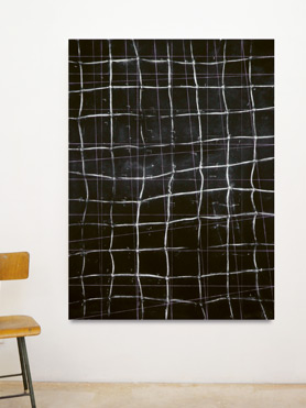 © Serena Amrein, Netzquadrat. 2021, Weißes und lilafarbenes Pigmentpulver auf grundiertem Baumwollgewebe, 150 × 110 cm