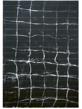 © Serena Amrein, Netzquadrat. 2021, horizontal, Weißes und lilafarbenes Pigmentpulver auf grundiertem Baumwollgewebe, 100 × 70 cm