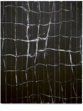 © Serena Amrein, Netzquadrat. 2021, vertikal, Weißes und lilafarbenes Pigmentpulver auf grundiertem Baumwollgewebe, 100 × 80 cm