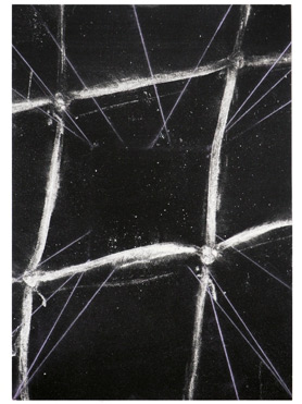 © Serena Amrein, Studien Nr.2 zu Netzquadrat, Pigmentpulver auf schwarz grundiertem Papier, 29.5 × 20.7 cm