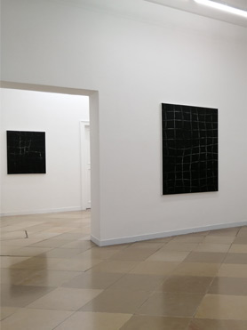 © Serena Amrein, Netzquadrat, Weißes und lilafarbenes Pigmentpulver auf grundiertem Baumwollgewebe, Ausstellung artmark galerie Wien, 2021 (AT)