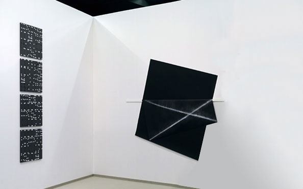 © Serena Amrein, Q1. 2022, Weißes Pigmentpulver auf beidseitig grundiertem Jutegewebe, Holzlatte, schwarze Farbfläche auf Wand, Größe der Installation 197 × 250 cm, ArtCologne 2022, mit edition & galerie hoffmann, Friedberg (D)