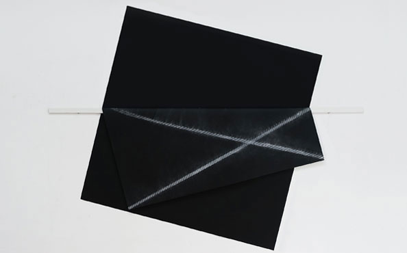 © Serena Amrein, Q1. 2022, Weißes Pigmentpulver auf beidseitig grundiertem Jutegewebe, Holzlatte, schwarze Farbfläche auf Wand, Größe der Installation 197 × 250 cm