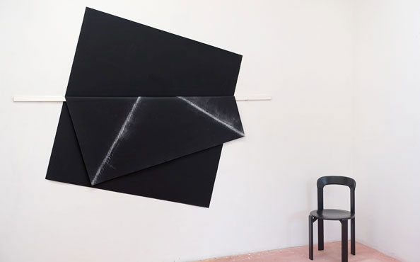 © Serena Amrein, Q2, 2022, Weißes Pigmentpulver auf beidseitig grundiertem Jutegewebe, Holzlatte, schwarze Farbfläche auf Wand, Größe der Installation 197 × 250 cm