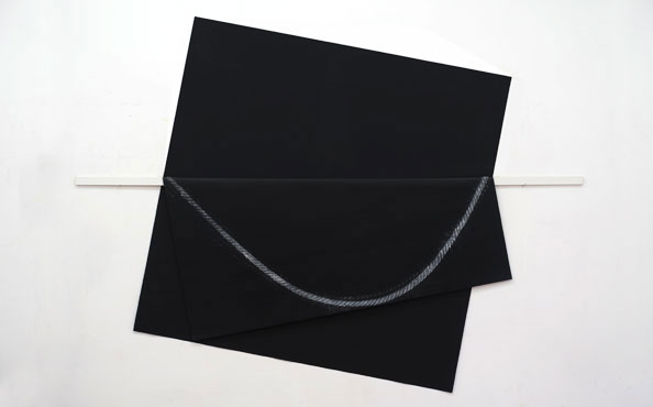 © Serena Amrein, Q3, 2022, Weißes Pigmentpulver auf beidseitig grundiertem Jutegewebe, Holzlatte, schwarze Farbfläche auf Wand, Größe der Installation 197 × 250 cm
