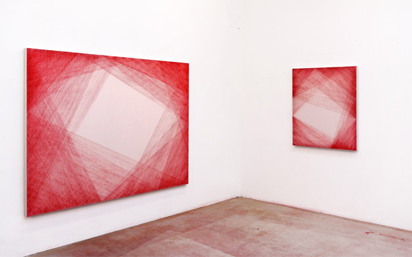 © Serena Amrein, ROT IR.M., 2021, 150 × 200 cm und ROT/P.M., 100 × 80 cm, Rotes Pigmentpulver auf grundiertem Baumwollgewebe, edition & galerie hoffmann, Ossenheim-Friedberg, 2022 (D)