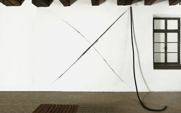© Serena Amrein, Rad. 2012, Schwarzes Pigmentpulver auf Wand, Installation Galerie Hoffmann, Görbelheimer Mühle, Friedberg (D)
