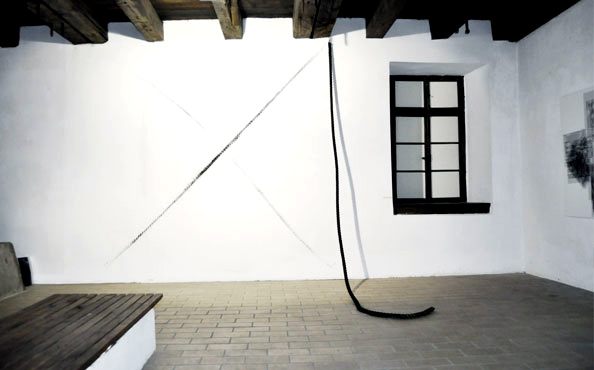 © Serena Amrein, Rad. 2012, Schwarzes Pigmentpulver auf Wand, Installation Galerie Hoffmann, Görbelheimer Mühle, Friedberg (D)
