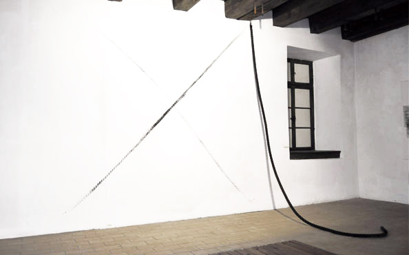 © Serena Amrein, Rad. 2012, Schwarzes Pigmentpulver auf Wand, Installation Galerie Hoffmann, Görbelheimer Mühle, Friedberg (D)