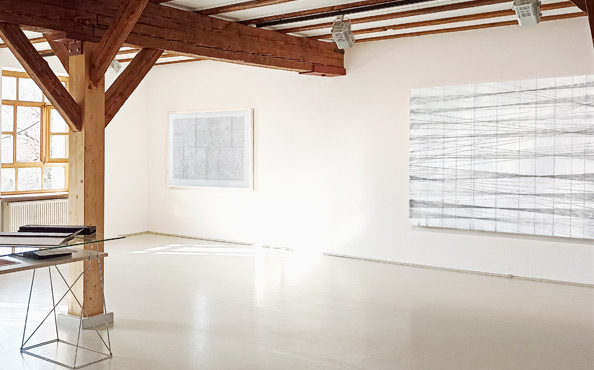 © Serena Amrein, Rauschen. 2020, Schwarzes und violettes Pigmentpulver auf grundiertem Baumwollgewebe, 150 × 200 cm, Ausstellung edition & galerie hoffmann, Friedberg, 2022 (D)