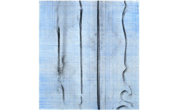 © Serena Amrein, Skala 2. 2020, schwarzes und blaues Pigmentpulver auf grundierter Pappe, 58 × 63 cm