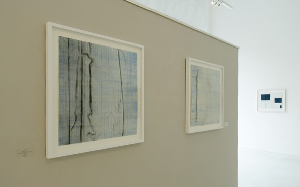 © Serena Amrein, Skala 4 + 3. 2020, schwarzes und blaues Pigmentpulver auf grundierter Pappe, mit Rahmen, Aussstellung Galerie La Ligne, Zürich (CH)