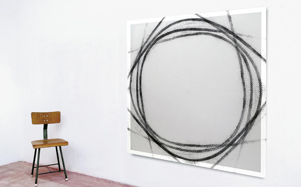 © Atelier Serena Amrein. zirkeln 1 und 2. 2026, Pigmentpulver auf grundiertem Leinengewebe, 170 × 170 cm, Ausstellung Edition & Galerie Hoffmann, Friedberg (D) © Foto Serena Amrein (D)