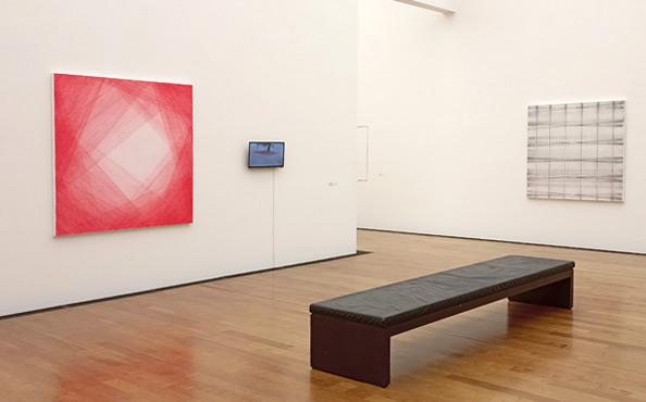 © Atelier Serena Amrein. aufzeichnen 2. 2019, rote Pigmentpulver auf grundiertem Baumwollgewebe; 160 x 150 cm; Video; Raumzeichnung rote Pigmentspur auf Boden 260 x 270 cm; Museum Ritter; Sammlung Marli Hoppe Ritter; Waldenbuch (D)