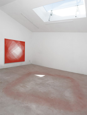 © Serena Amrein, aufzeichnen 2. 2019, Spur, 160 × 150 cm, rotes Pigmentpulver auf grundiertem Baumwollgewebe, Museum Ritter; Sammlung Marli Hoppe Ritter; Waldenbuch (D)