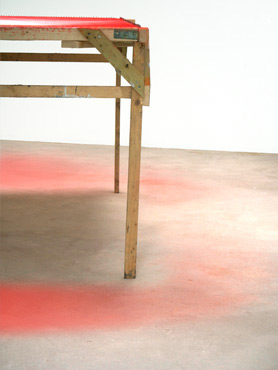 © Serena Amrein, aufzeichnen 2.160 × 150 cm, rotes Pigmentpulver auf grundiertem Baumwollgewebe, Museum Ritter; Sammlung Marli Hoppe Ritter; Waldenbuch (D)