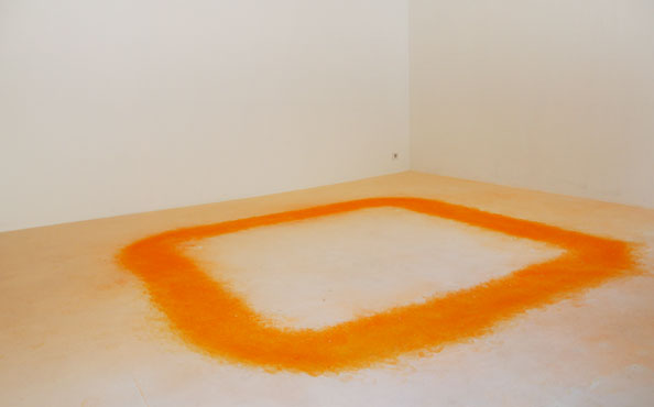 © Serena Amrein, aufzeichnen 1. 150 × 160 cm, orangenes Pigmentpulver auf grundiertem Baumwollgewebe