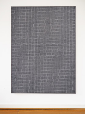 © Serena Amrein, beben 2. 2015. Schwarzes Pigmentpulver auf grundiertem Baumwollgewebe, 200 × 150 cm