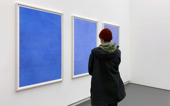 © Serena Amrein, blaupause 2. 2023, Pastellkreide, Pigmentpulver auf Papier je 150 × 100 cm, Auswahl 23, © Foto Auswahl 23 im Aargauer Kunsthaus, Aarau (CH)