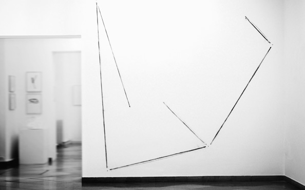 © Serena Amrein, Der Linie entlang. 2019, Ortsbezogene Raumzeichnung: Schwarzes Pigmentpulver auf Wand, 283 × 310 cm, artmark Galerie, Wien (AT)