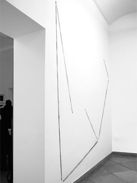 © Serena Amrein, Der Linie entlang. 2019, Ortsbezogene Raumzeichnung: Schwarzes Pigmentpulver auf Wand, 283 × 310 cm, artmark Galerie, Wien (AT)