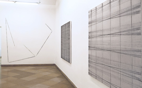 © Serena Amrein, Der Linie entlang. 2019, Schwarzes Pigmentpulver auf Wand, 283 × 310 cm, artmark Galerie, Wien (AT)
