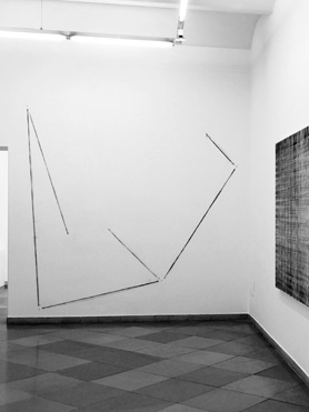 © Serena Amrein, Der Linie entlang. 2019, Ortsbezogene Raumzeichnung: Schwarzes Pigmentpulver auf Wand, 283 × 310 cm, artmark Galerie, Wien (AT)