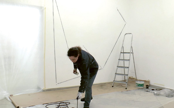 © Serena Amrein, Der Linie entlang. 2019, Schwarzes Pigmentpulver auf Wand, 283 × 310 cm, artmark Galerie, Wien (AT)