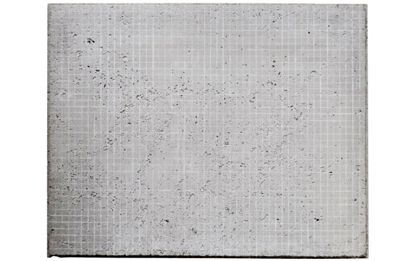 © Serena Amrein, einhundertund. 2014, Weißes Pigmentpulver auf Betonplatte 40 × 50 cm, 2009