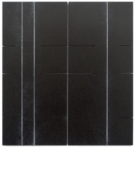 © Serena Amrein, fuge. 2023, Weißes Pigmentpulver auf schwarz durchgefärbter MDF-Platte, zweiteilig 60 × 54,5 × 1 cm, Auflage 3 Stück