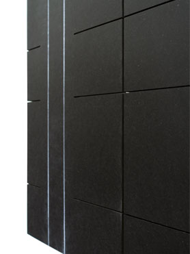 © Serena Amrein, fuge. 2023, Weißes Pigmentpulver auf schwarz durchgefärbter MDF-Platte, zweiteilig 60 × 54,5 × 1 cm, Auflage 3 Stück