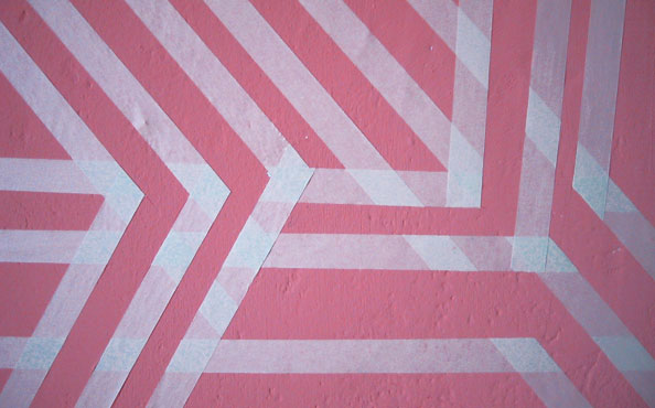 © Serena Amrein, Gebäude. 2004, Kreppband auf Wand