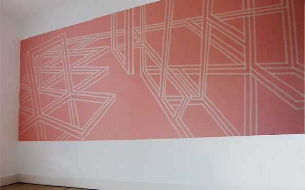 © Serena Amrein, Gebäude. 2004, Kreppband auf Wand