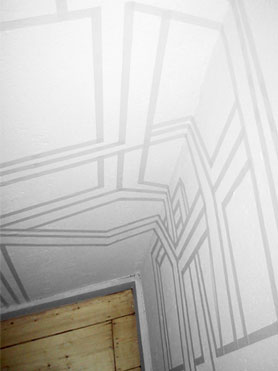 © Serena Amrein, Gebäude. 2004, Kreppband auf Wand