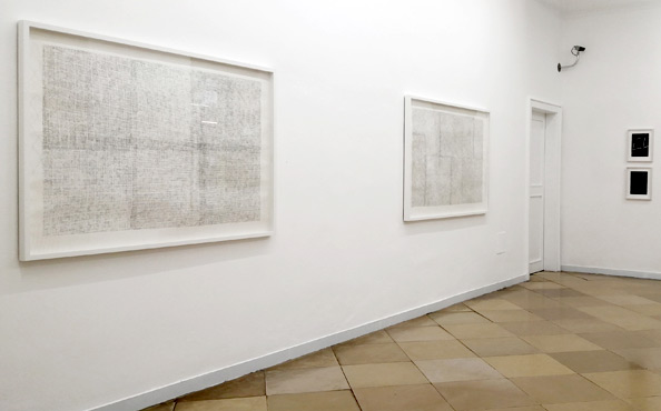 © Serena Amrein, gitterraum 1. 2020 und 2021, Bleistift, flüssige Pigmentfarbe auf Papier, 108 × 160 cm, Ausstellung artmark galerie Wien, 2021 (AT)