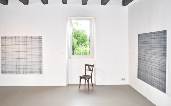 © Serena Amrein, Atelier Serena Amrein, gris-gris 3 und gris-gris 1. 2017, Schwarzes Pigmentpulver auf grundiertem Baumwollgewebe, 150 × 160 cm, Ausstellung edition & galerie hoffmann, Friedberg (D)