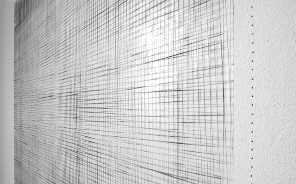 © Serena Amrein, Schlagschnur, Ortsbezogene Rauminstallation, Pigmentpulver auf grundierter und geschliffener Wand, 180 × 250 cm, Galerie Elisabeth Staffelbach (CH)