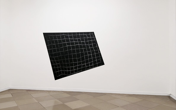 © Serena Amrein, kontakt. 2021, Schwarz gestrichenes Viereck und weißes Pigmentpulver auf weißer Wandfläche, 360 × 600 cm, artmark galerie, Wien (AT)