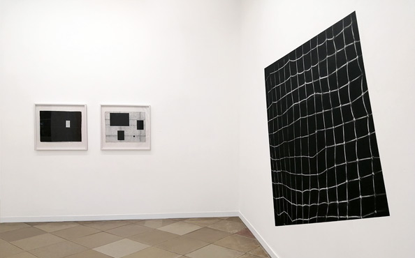 © Serena Amrein, kontakt. 2021, Schwarz gestrichenes Viereck und weißes Pigmentpulver auf weißer Wandfläche, 360 × 600 cm, artmark galerie, Wien (AT)