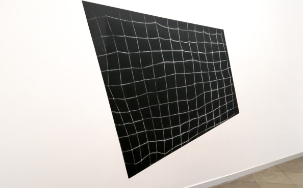 © Serena Amrein, kontakt. 2021, Schwarz gestrichenes Viereck und weißes Pigmentpulver auf weißer Wandfläche, 360 × 600 cm, artmark galerie, Wien (AT)