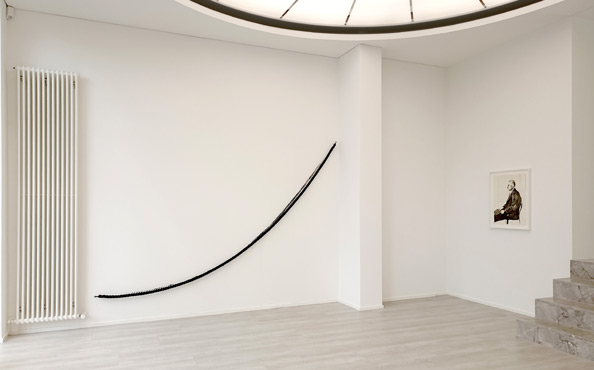 © Serena Amrein, kurve 385. 2021, Schwarzes Pigmentpulver auf weißer Wandfläche, Kurve 234,5 × 325 cm, Wand 585 × 377cm, Sammlung Sperling, Kunstraum Friesenstrasse, Hannover (D)