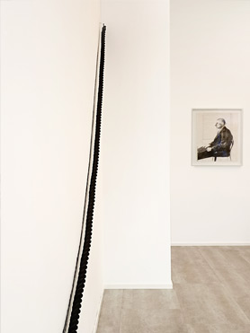 © Serena Amrein, kurve 385. 2021, Schwarzes Pigmentpulver auf weißer Wandfläche, Kurve 234,5 × 325 cm, Wand 585 × 377cm, Sammlung Sperling, Kunstraum Friesenstrasse, Hannover (D)
