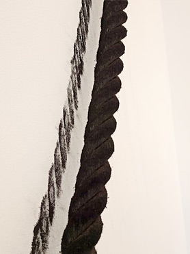 © Serena Amrein, kurve 385. 2021, Schwarzes Pigmentpulver auf weißer Wandfläche, Kurve 234,5 × 325 cm, Wand 585 × 377cm, Sammlung Sperling, Kunstraum Friesenstrasse, Hannover (D)