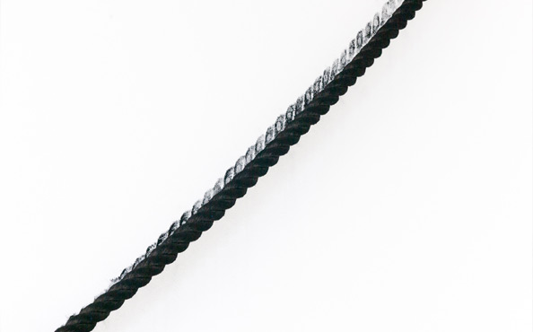 © Serena Amrein, kurve 385. 2021, Schwarzes Pigmentpulver auf weißer Wandfläche, Kurve 234,5 × 325 cm, Wand 585 × 377cm, Sammlung Sperling, Kunstraum Friesenstrasse, Hannover (D)