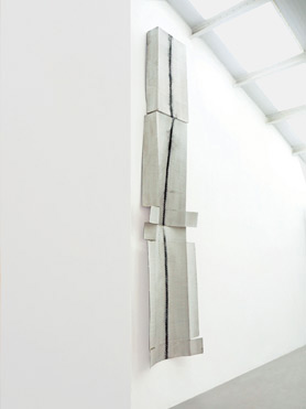 © Serena Amrein, long london line. 2018 / 2022, Schwarzes Pigmentpulver auf Faltschachteln aus Wellpappe, weiß, 98 × 417 cm, APT Gallery, London (GB)